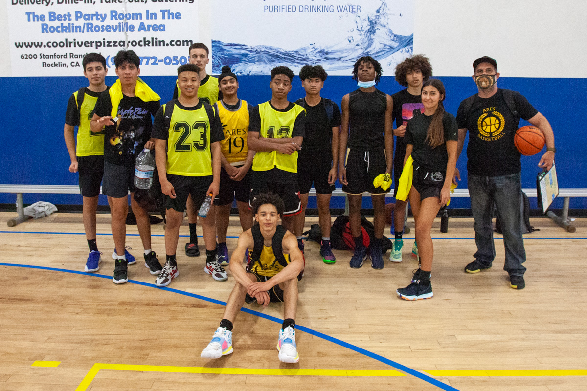 High school basketball players group shot
